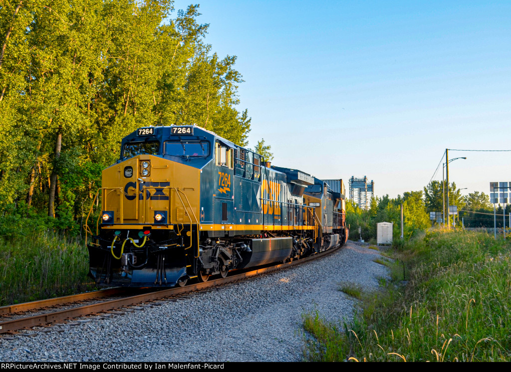 CSXT 7264 leads CN 326 at Gerard Cadieux blvd